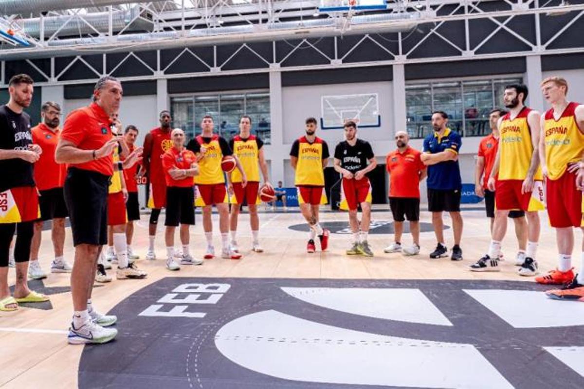 Sergio Scariolo, dando indicaciones a sus jugadores en una sesión de entrenamiento