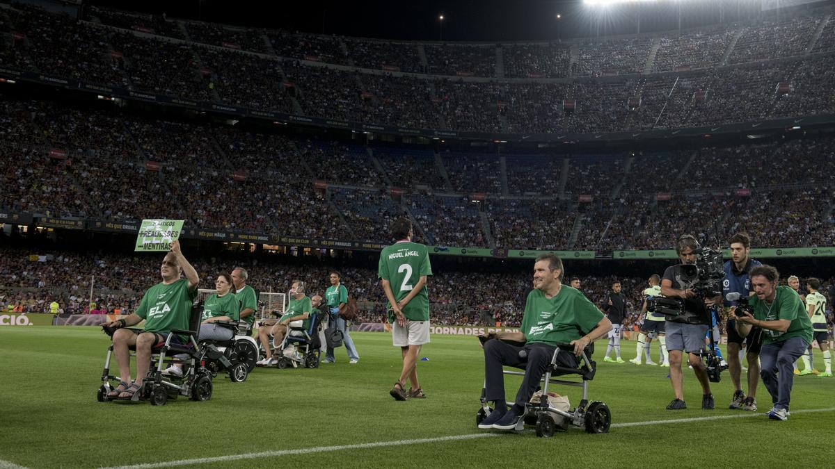 Juan Carlos Unzué y su equipo, afectados por ELA, en el Camp Nou antes de iniciarse el partido solidario para recaudar fondos para luchar contra la enfermedad. 