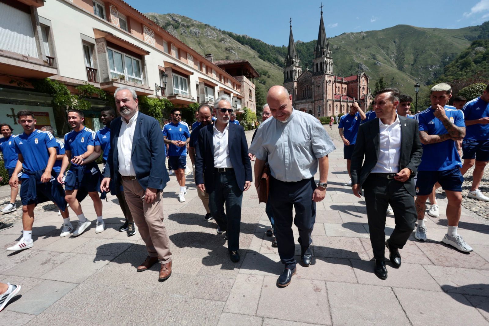 En imágenes: Así ha sido la visita del Real Oviedo a Covadonga junto a Pachuca