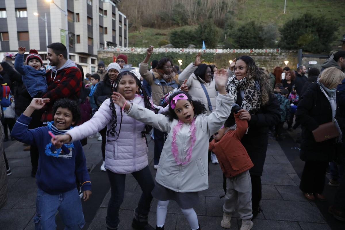 Las familias de Mieres, disfrutando de la Nochevieja Infantil.