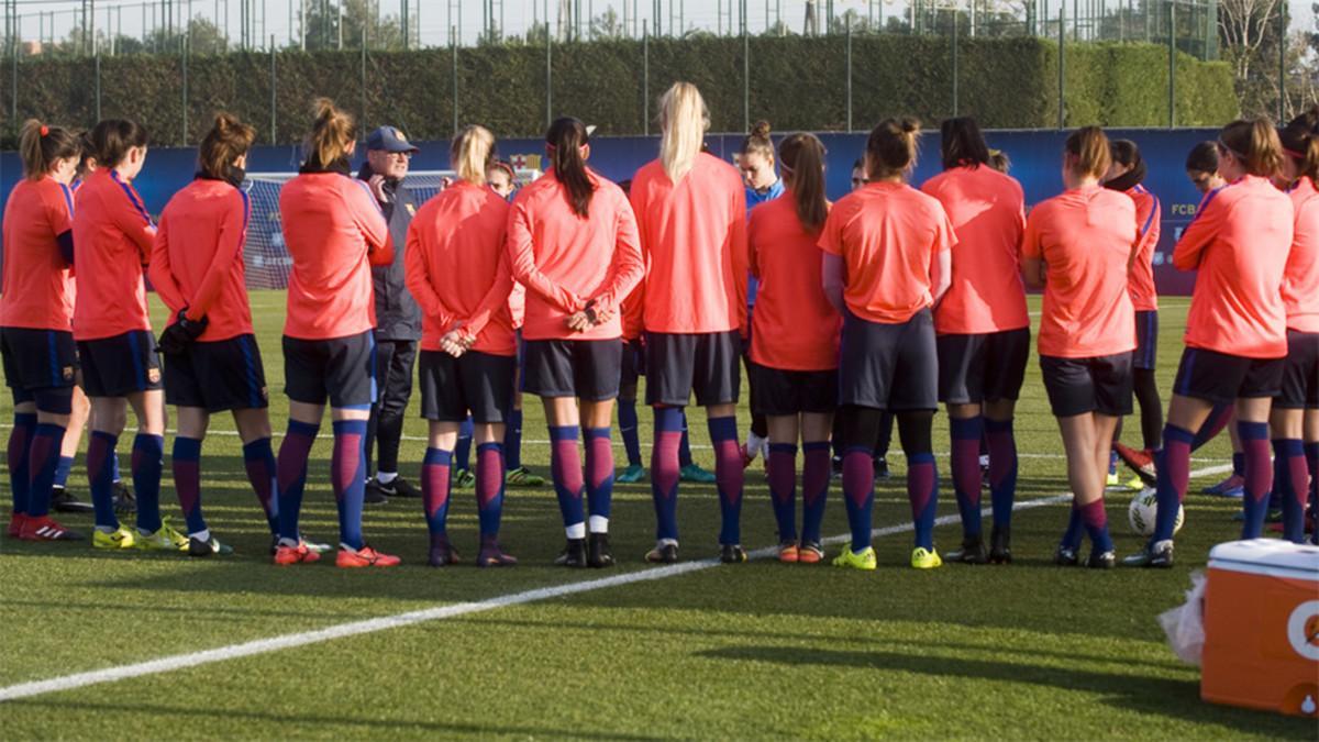 Xavi Llorens habló con sus jugadoras en la previa del importante choque ante el Levante