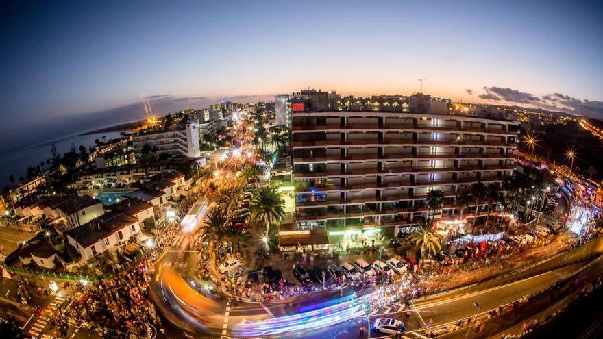 Vista aérea de la cabalgata del Carnaval de Maspalomas 2018.