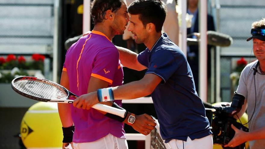 Rafa Nadal y Novak Djokovic se saludan tras el partido.
