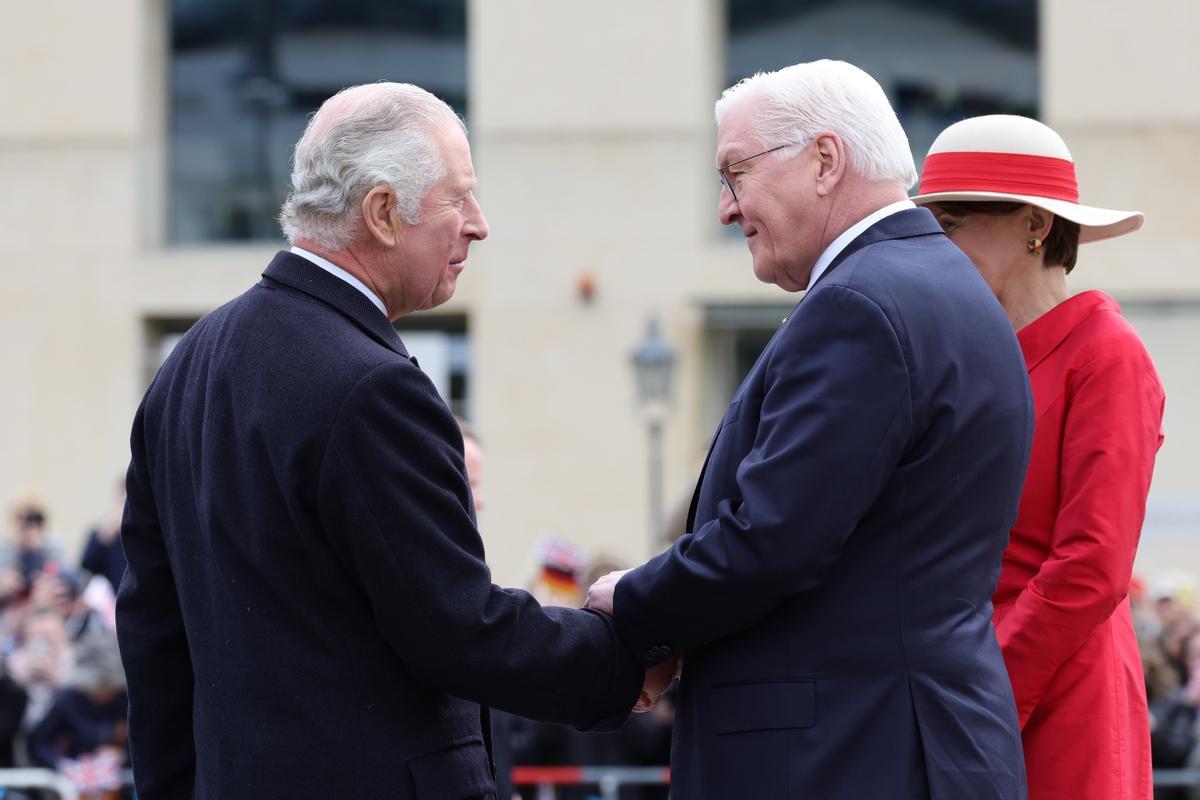  El Rey Carlos III de Gran Bretaña es recibido por el Presidente alemán Frank-Walter Steinmeier y la Primera Dama alemana Elke Buedenbender en la Ceremonia de bienvenida en la Puerta de Brandenburgo en Berlín.