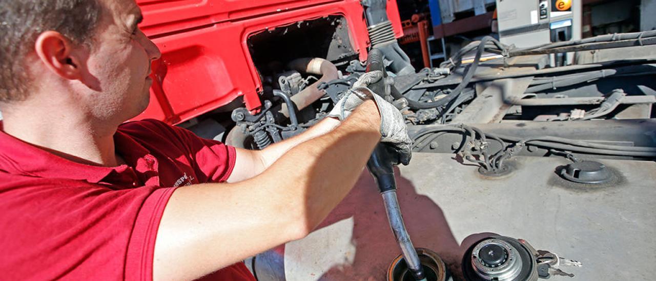 El empleado de una gasolinera en Vigo llena el depósito a un cliente // Marta G. Brea.