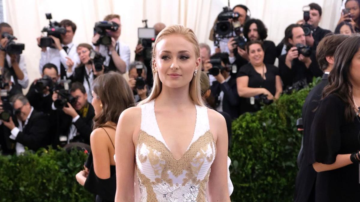 Sophie Turner en la alfombra roja de la Gala Met 2017