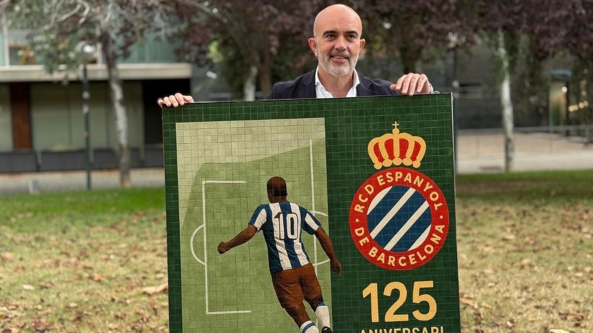 Daniel Sirera, con un mosaico del Espanyol