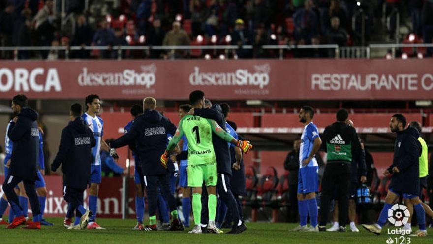 Munir celebra con los miembros del cuerpo técnico del Málaga CF el triunfo de ayer en Son Moix ante el Mallorca, donde además fue clave con sus paradas.