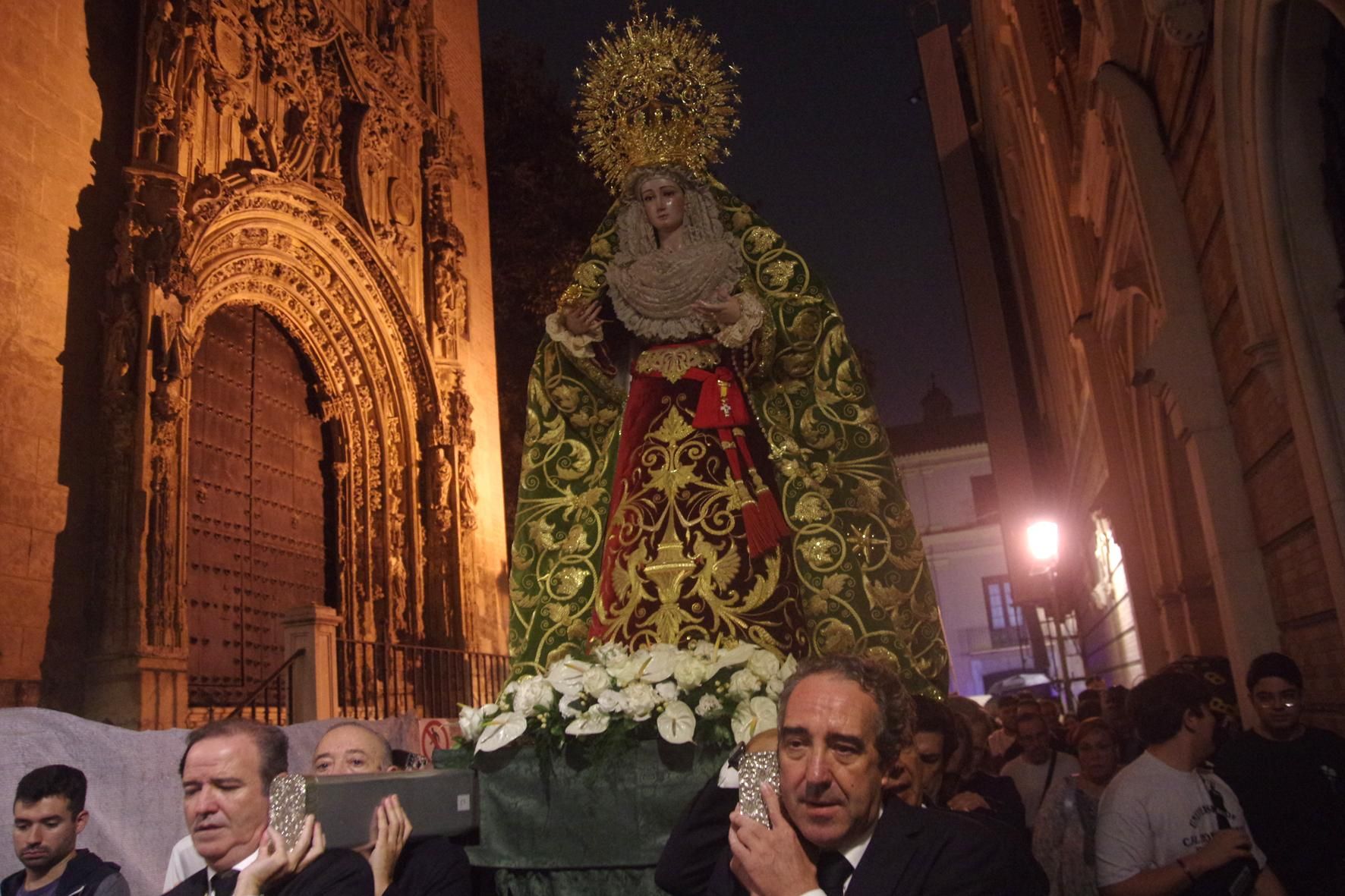 Traslado de la Virgen de Gracia y Esperanza, de la cofradía de Estudiantes, previo a la salida procesional extraordinaria por el 75 aniversario de la imagen