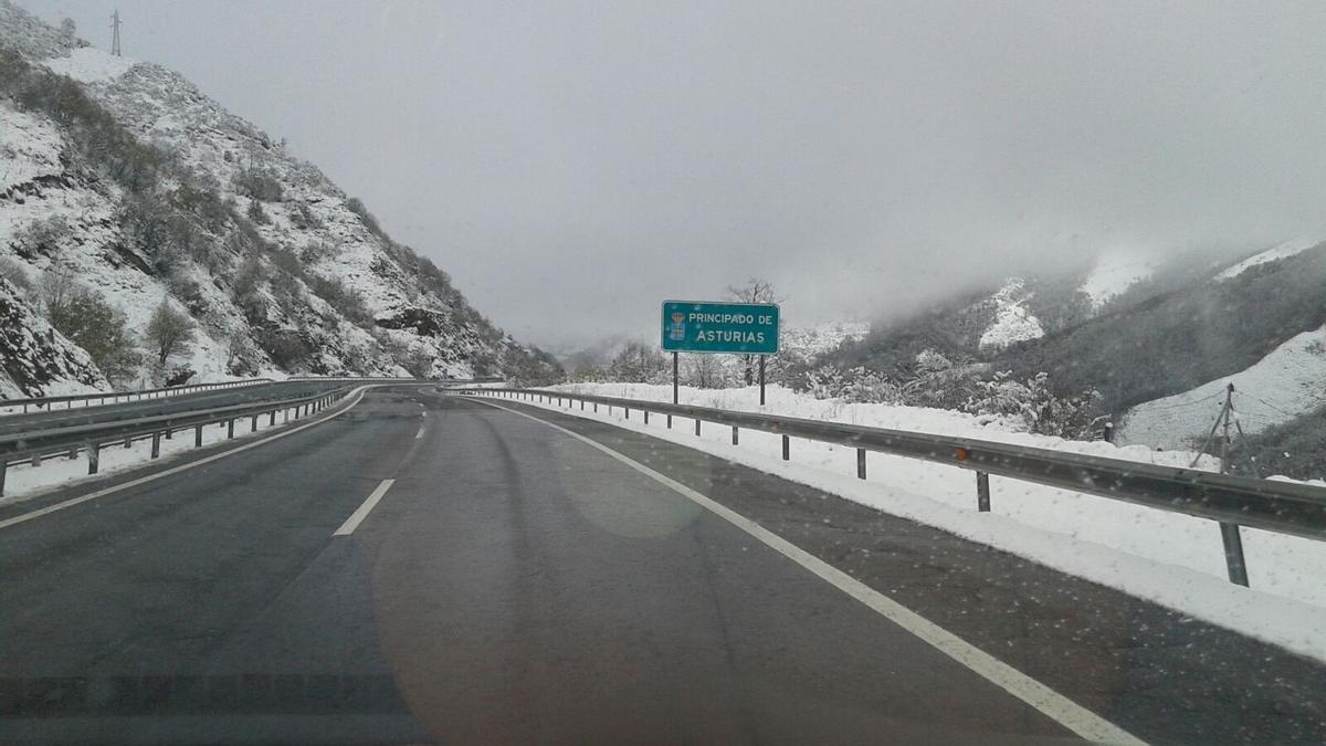 Nieve en la autopista del Huerna.