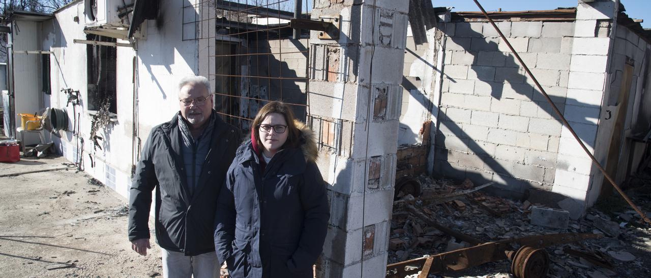 Manuel Fernández amb la seva filla davant la casa calcinada