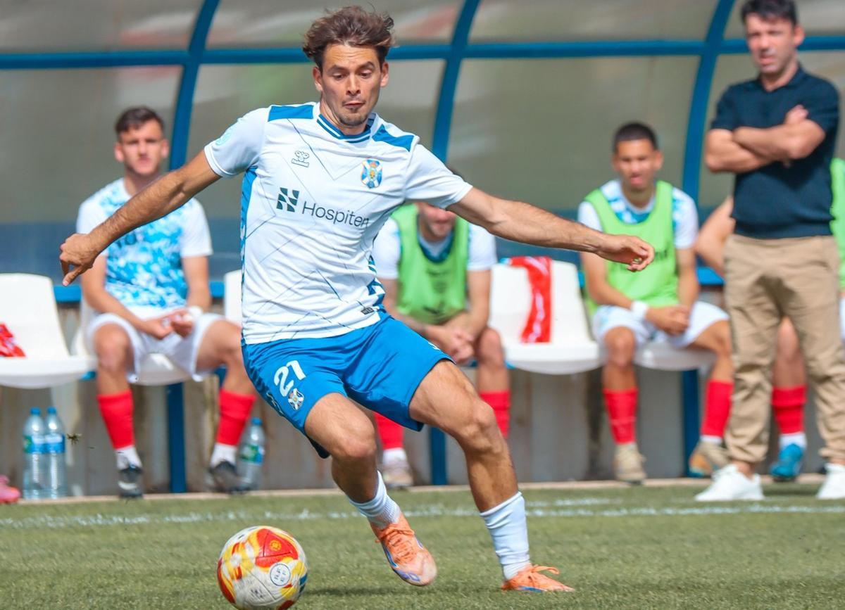Mauro Costa, autor del segundo gol, en una jugada del partido de ayer ante el Coria.