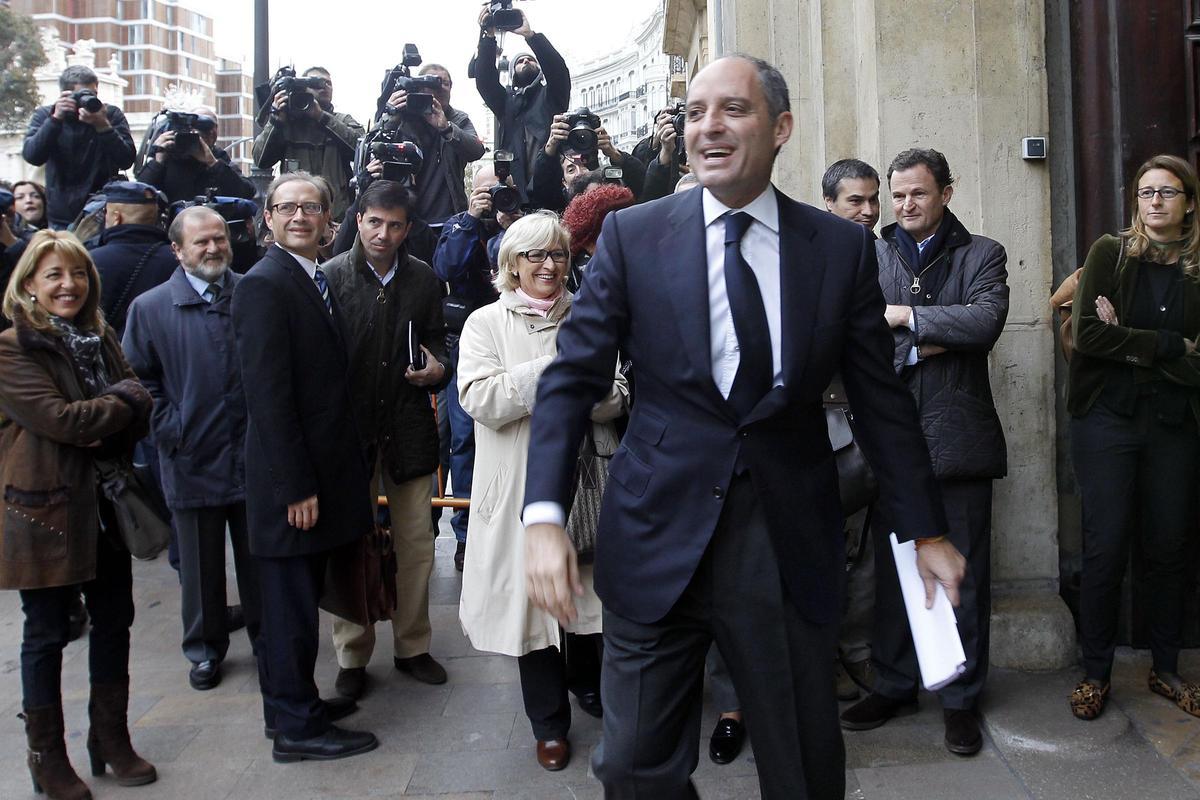 Henar Molinero, a la derecha, acompañando a Camps en el juicio de los trajes.