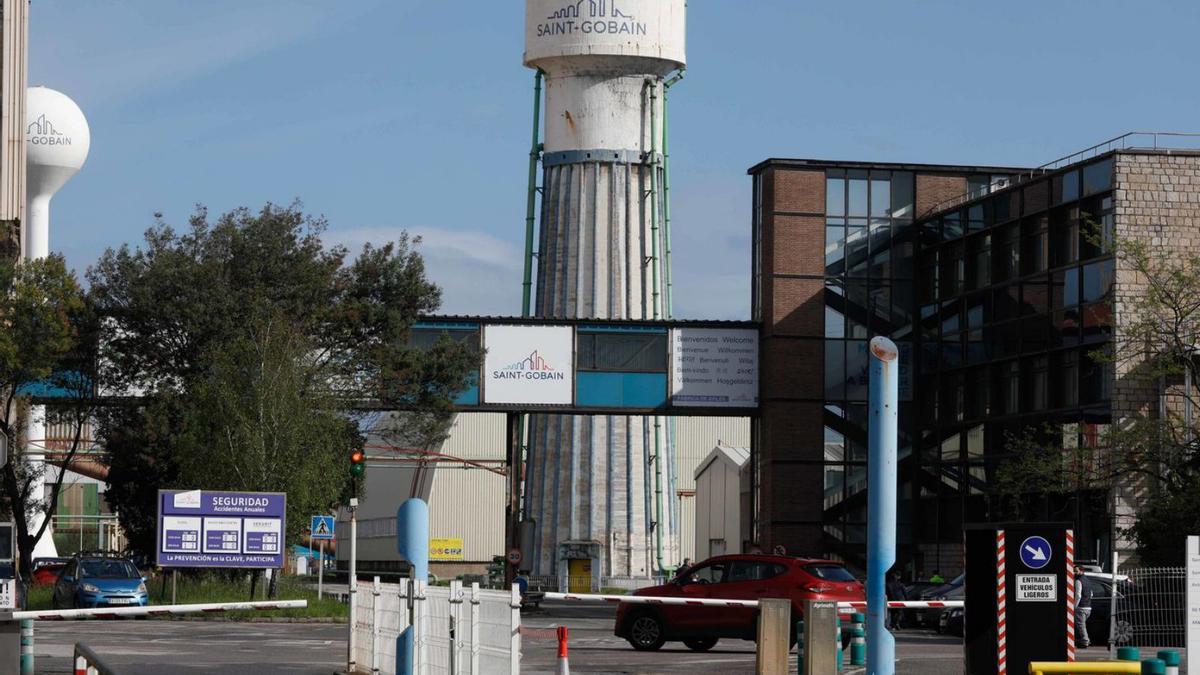 Acceso a la fábrica de Saint-Gobain Cristalería en Avilés. | MARA VILLAMUZA