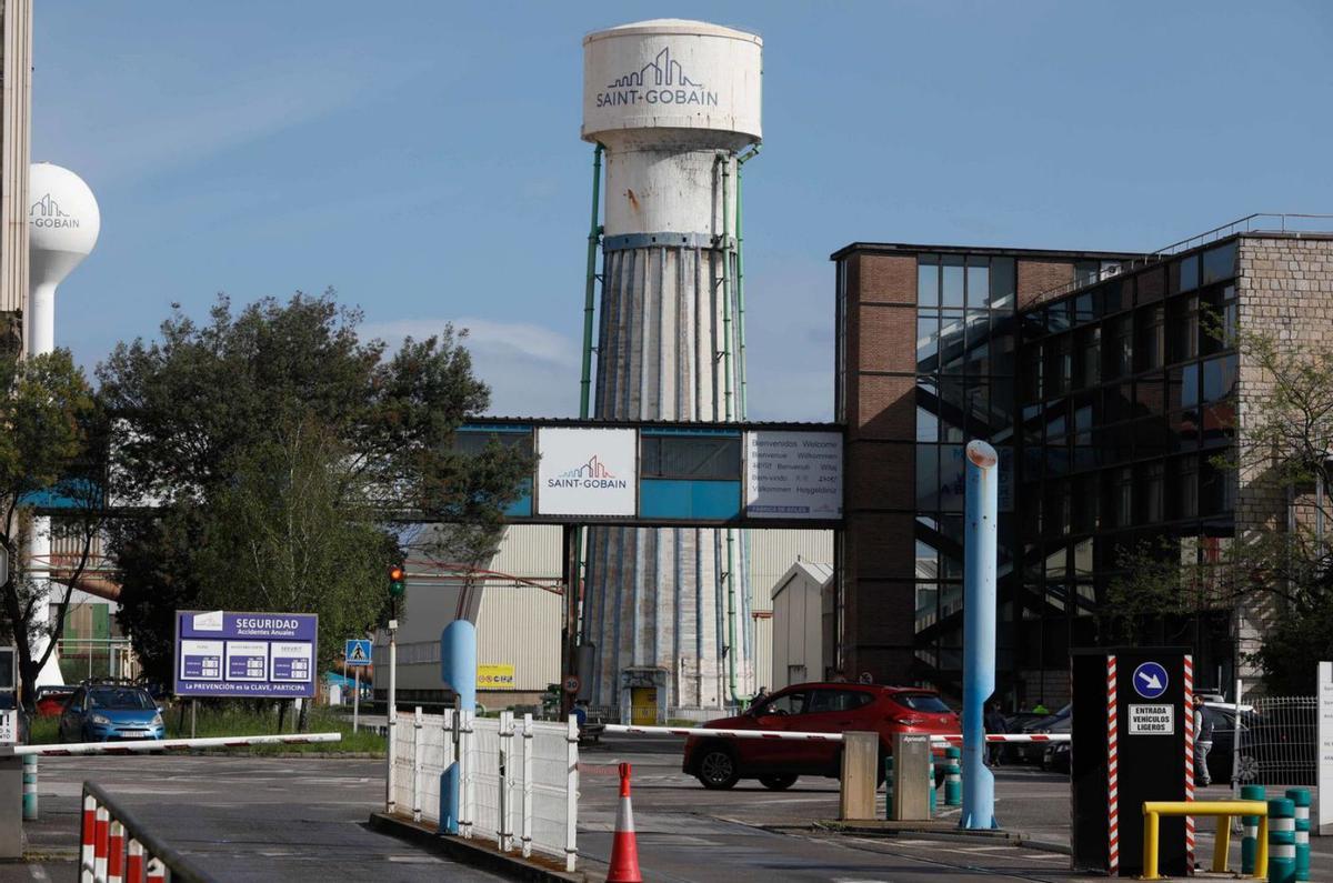 Acceso a la fábrica de Saint-Gobain Cristalería en Avilés. | MARA VILLAMUZA