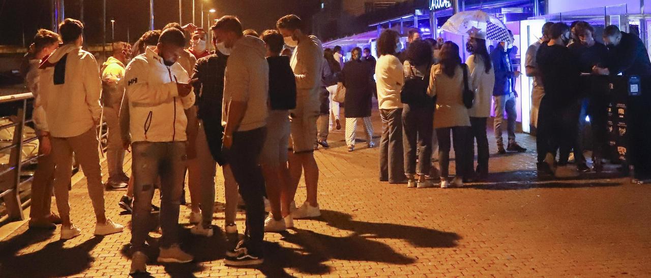 Jóvenes reunidos en la calle.