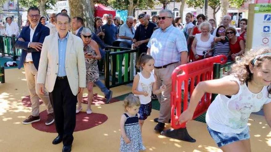 El alcalde inauguró ayer el parque infantil. // Marta G. Brea