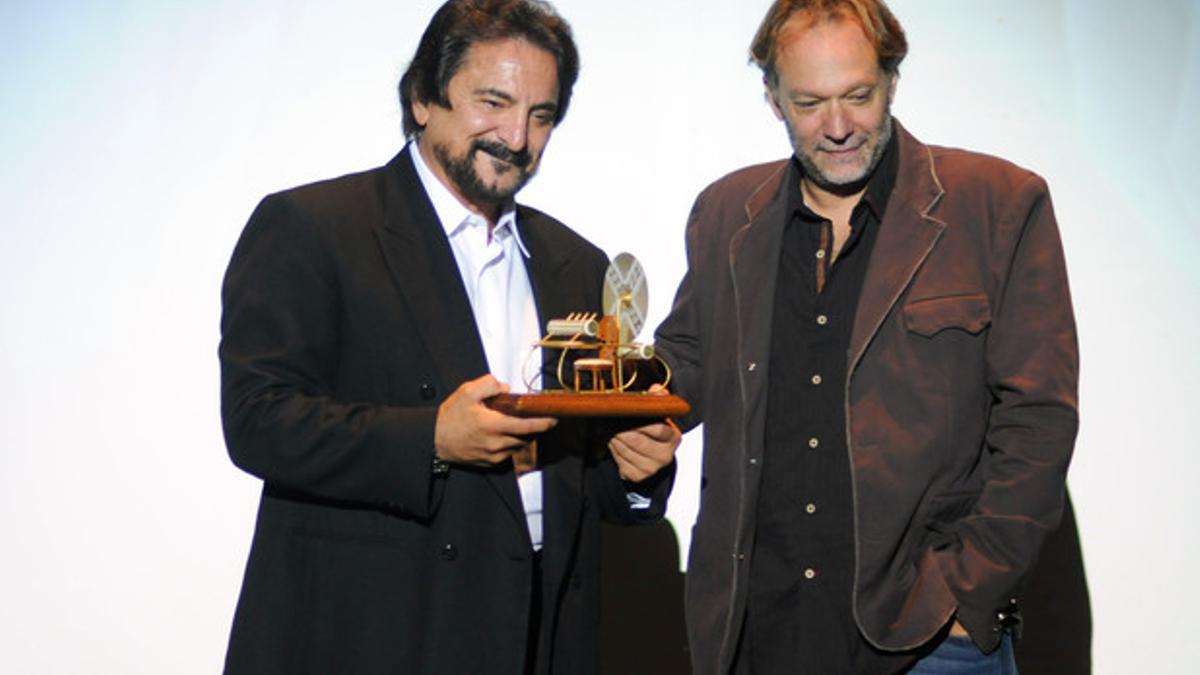 Tom Savini recibe el premio Màquina del Temps de manos de Greg Nicotero, hoy, en el festival de Sitges.