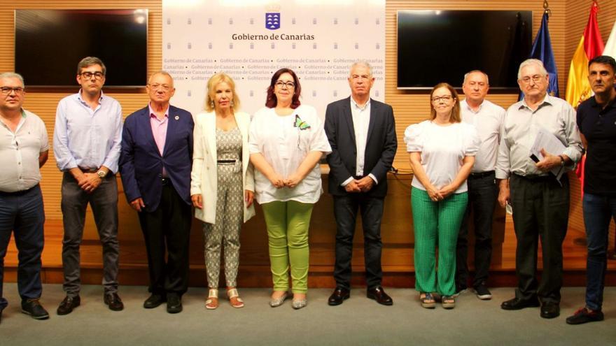 Representantes de la Consejería de Educación y sindicatos durante la firma del acuerdo.