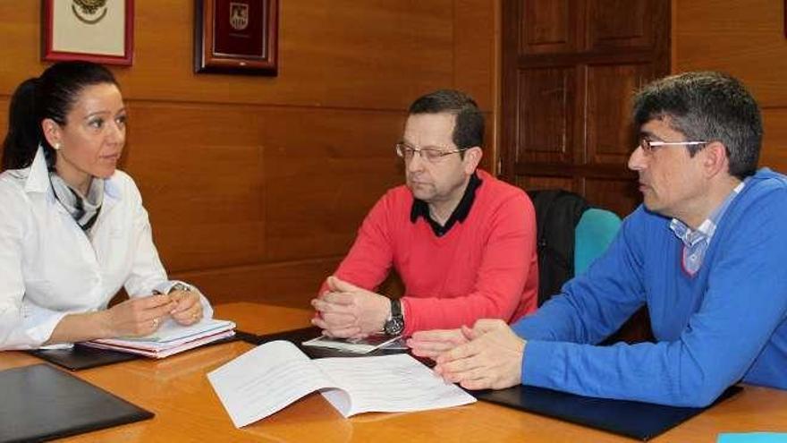 La concejala recibió en el consistorio a García y a Jácome.