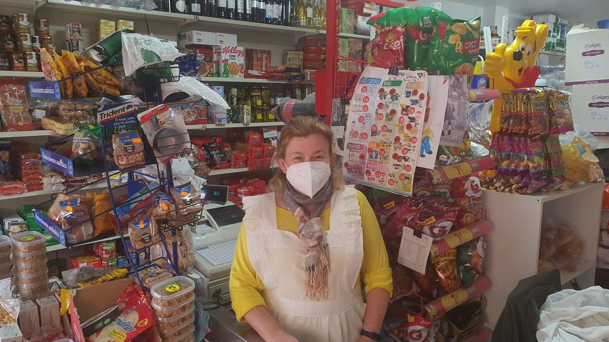 Pilar Paredes Gutiérrez, en su tienda de Arroyomolinos.