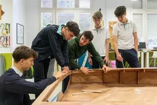 Un astillero en Vallvidrera: estudiantes de ESO construyen un barco en seis semanas para botarlo en BCN