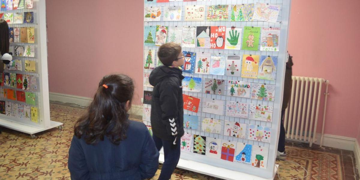 Escolares de Primaria visten de color y fantasía la sala de exposiciones de Casa Solita con postales navideñas