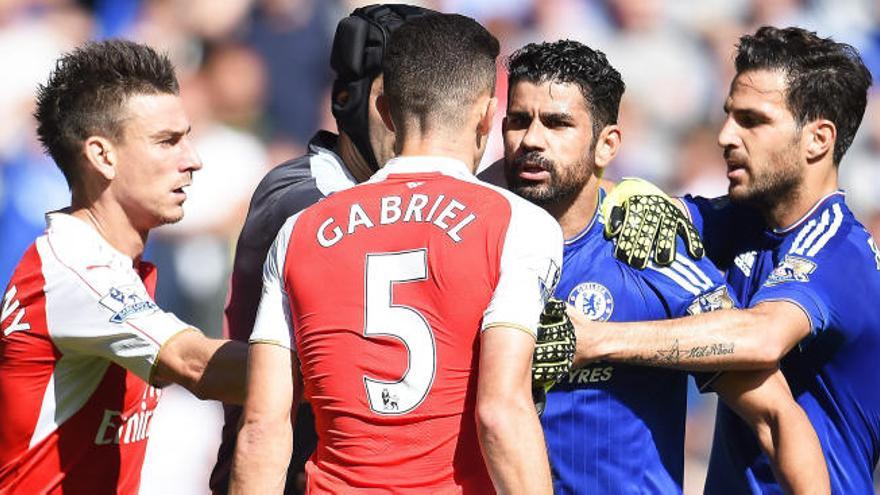 Diego Costa se encara con un rival.