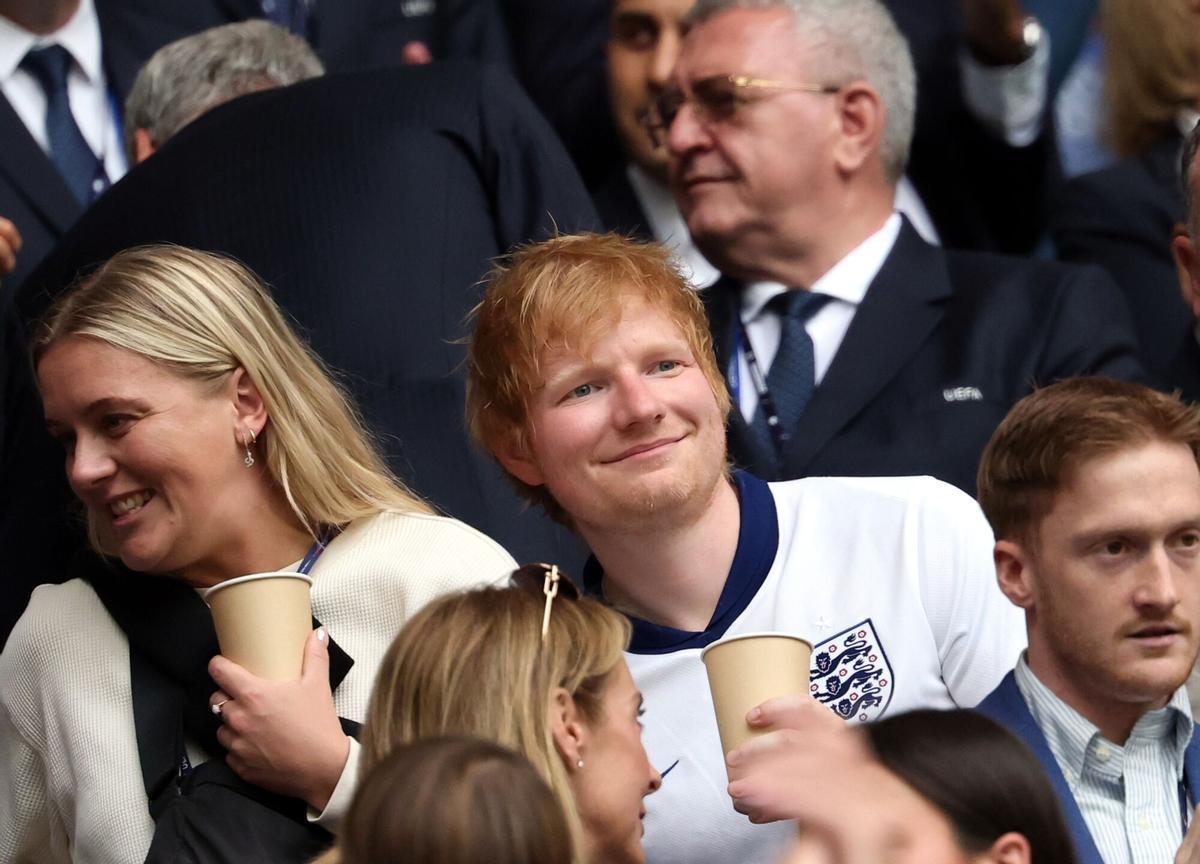 Gelsenkirchen (Germany), 30/06/2024.- British singer-songwriter Ed Sheeran watches during the UEFA EURO 2024 Round of 16 soccer match between England and Slovakia, in Gelsenkirchen, Germany, 30 June 2024. (Alemania, Eslovaquia) EFE/EPA/FRIEDEMANN VOGEL