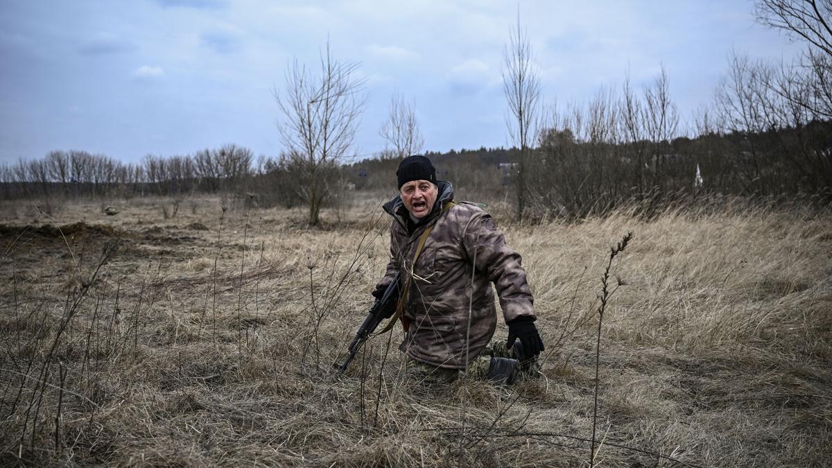 Un militar ucraniano en un campo de Irpin, al oeste de Kiev