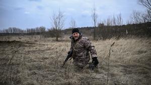 Un militar ucraniano en un campo de Irpin, al oeste de Kiev