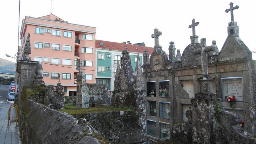 El cementerio de Os Eidos, en el centro de Redondela. / A.Pinacho