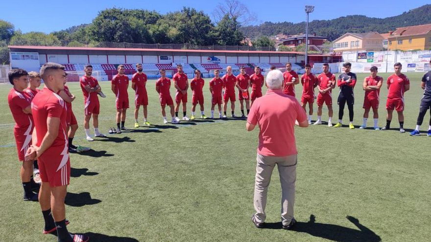 Rafa Outeiral habla con los jugadores ayer en O Morrazo.