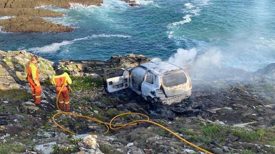 El coche calcinado en los acantilados de Tapia de Casariego.