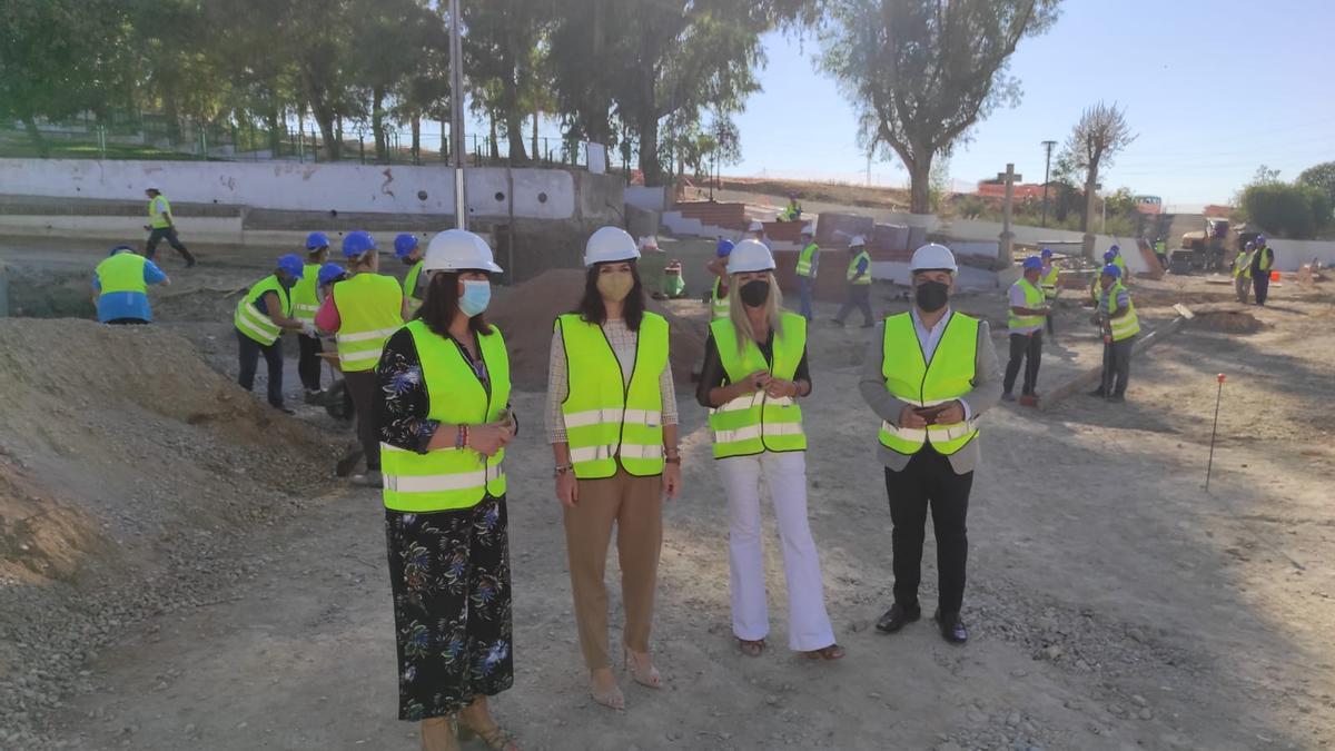 Visita de Purificación Joyera a las obras del Parque de Jesús de Bujalance.