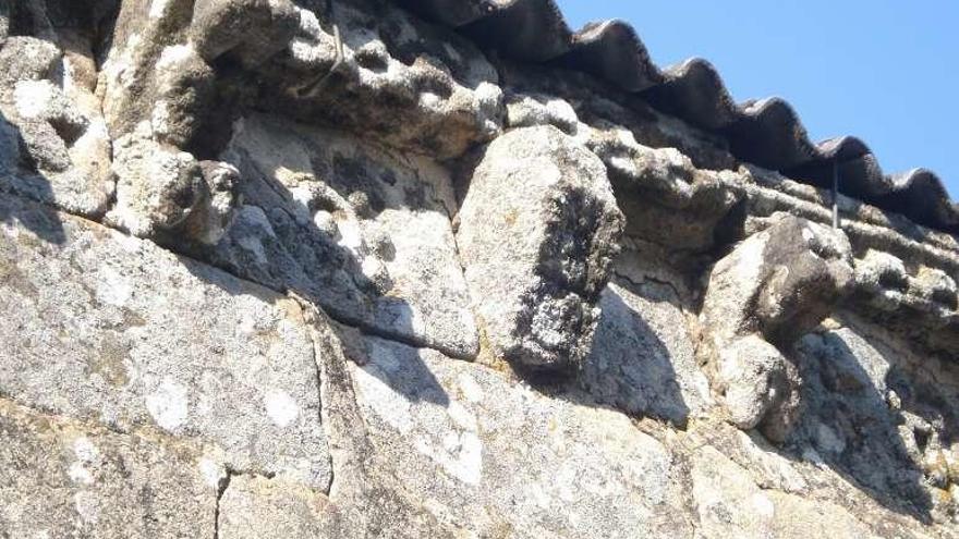 Detalle de los canecillos de la construcción religiosa.