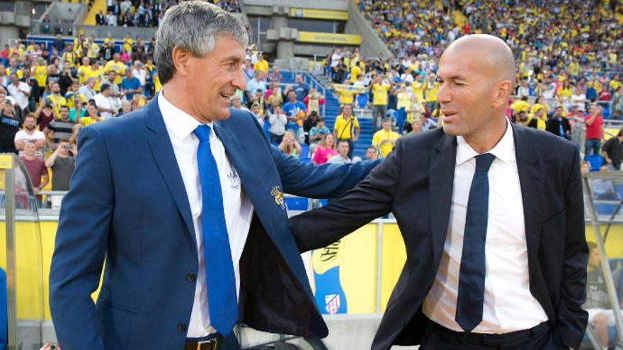 Quique Setién saluda a Zidane, en 2016, antes del UD-Madrid.