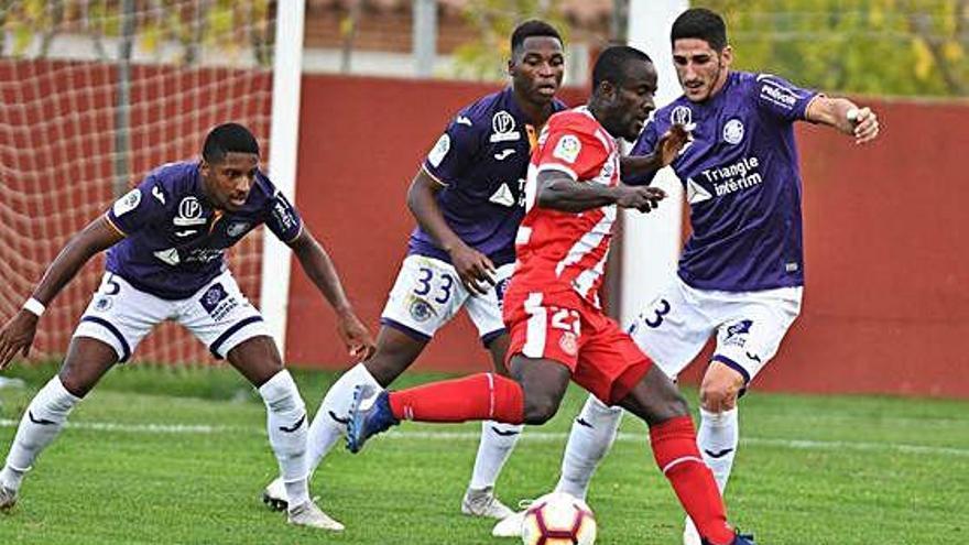 Doumbia és vigilat per tres jugadors del Tolosa durant un amistós a Peralada el curs passat.