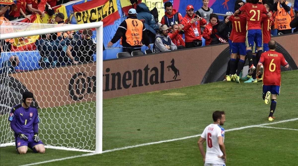 marcosl34268547 czech republic s goalkeeper petr cech  l  reacts a160614155103