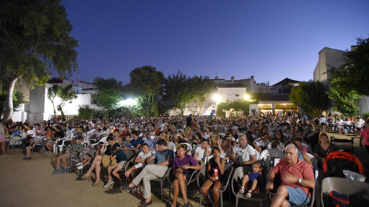 Público en el cine de verano Delicias.