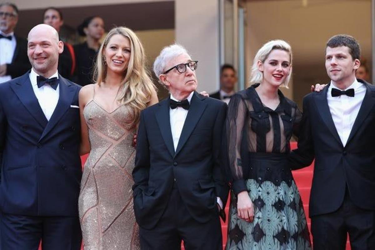 Corey Stoll, Blake Lively, Woody Allen, Kristen Stewart y Jesse Eisenberg, en la primera alfombra roja del Festival de Cine de Cannes.