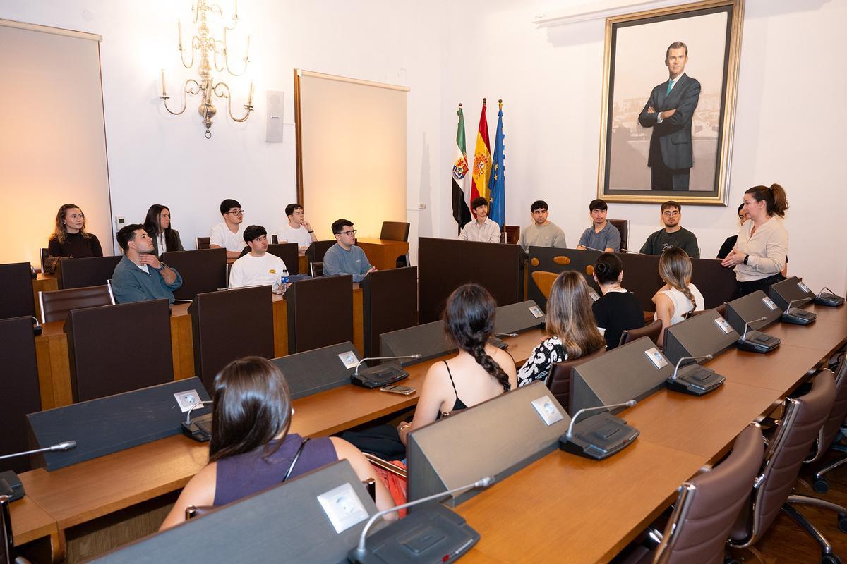 Estudiantes del Doble Grado Derecho y ADE de la Universidad de Extremadura visitan el Palacio Provincial.