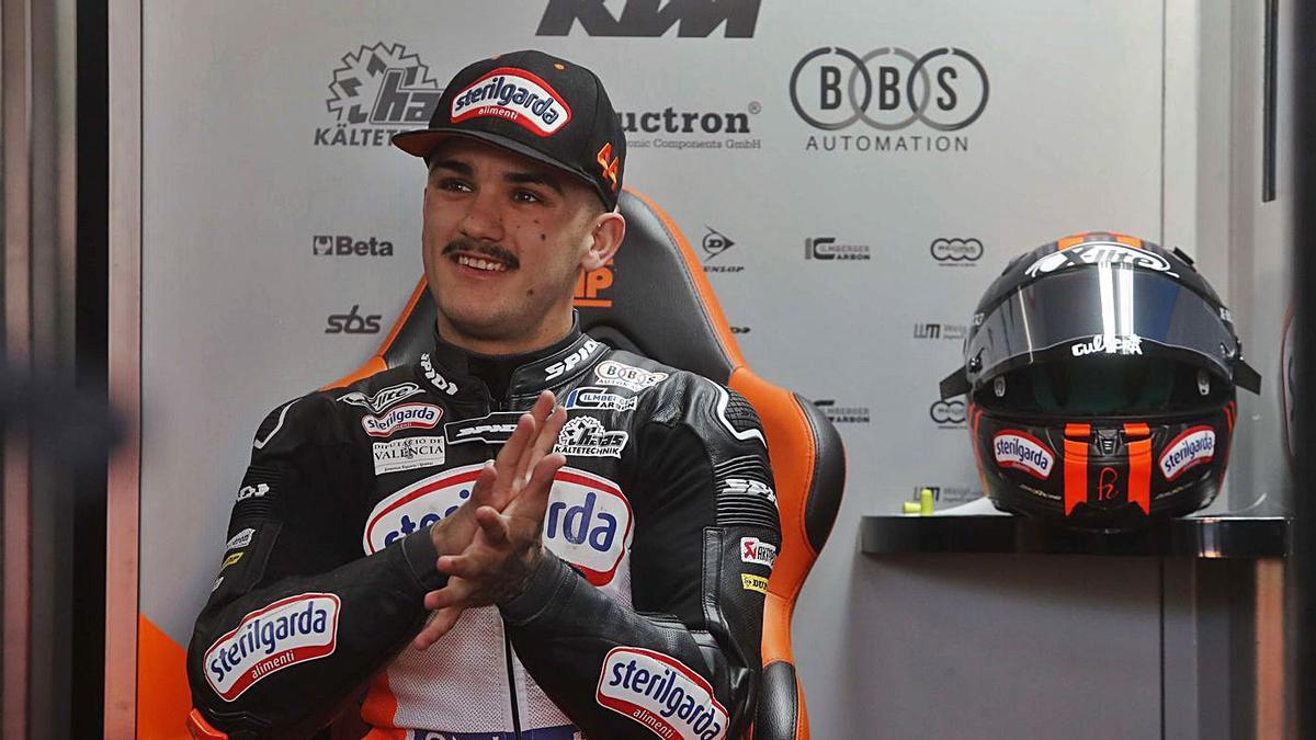 Arón Canet, en el box de su equipo en el Circuit Ricardo Tormo, ayer.  | J.M. LÓPEZ/SD