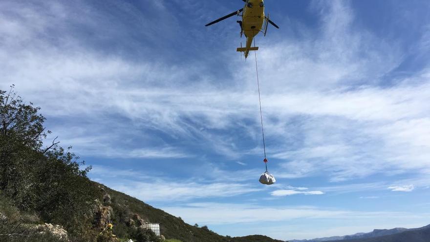El helicóptero descargando el material en las inmediaciones de la Cova de l&#039;Or