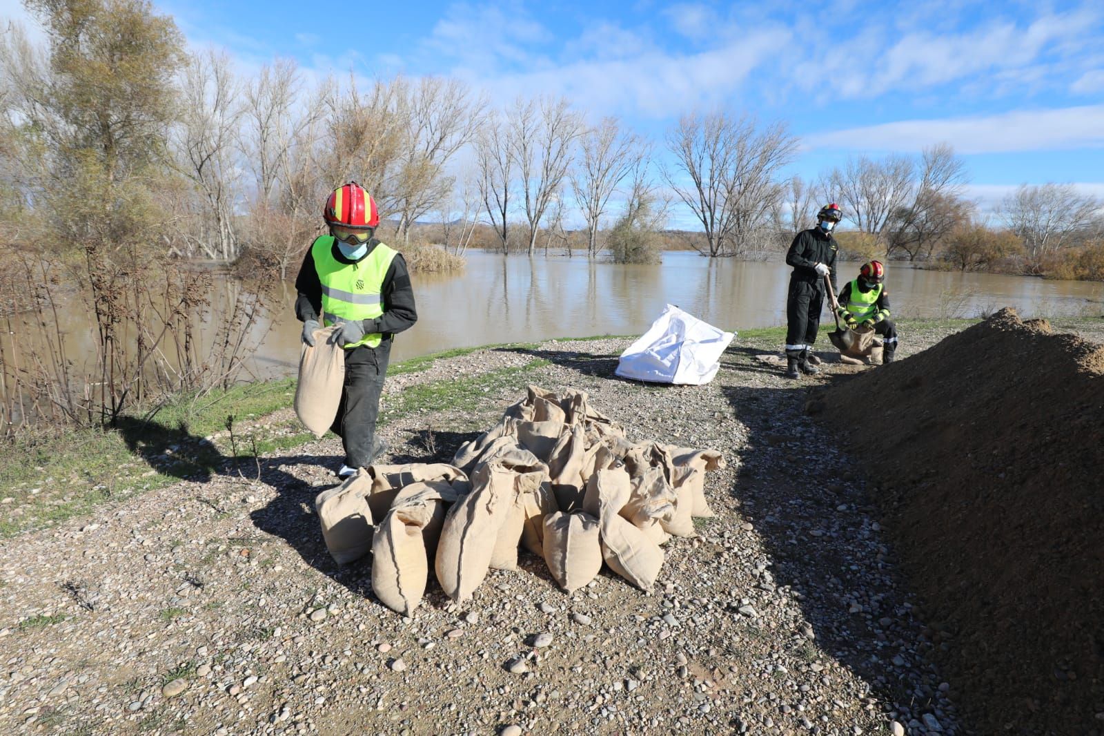 El municipio zaragozano de Novillas se prepara para la punta de la crecida