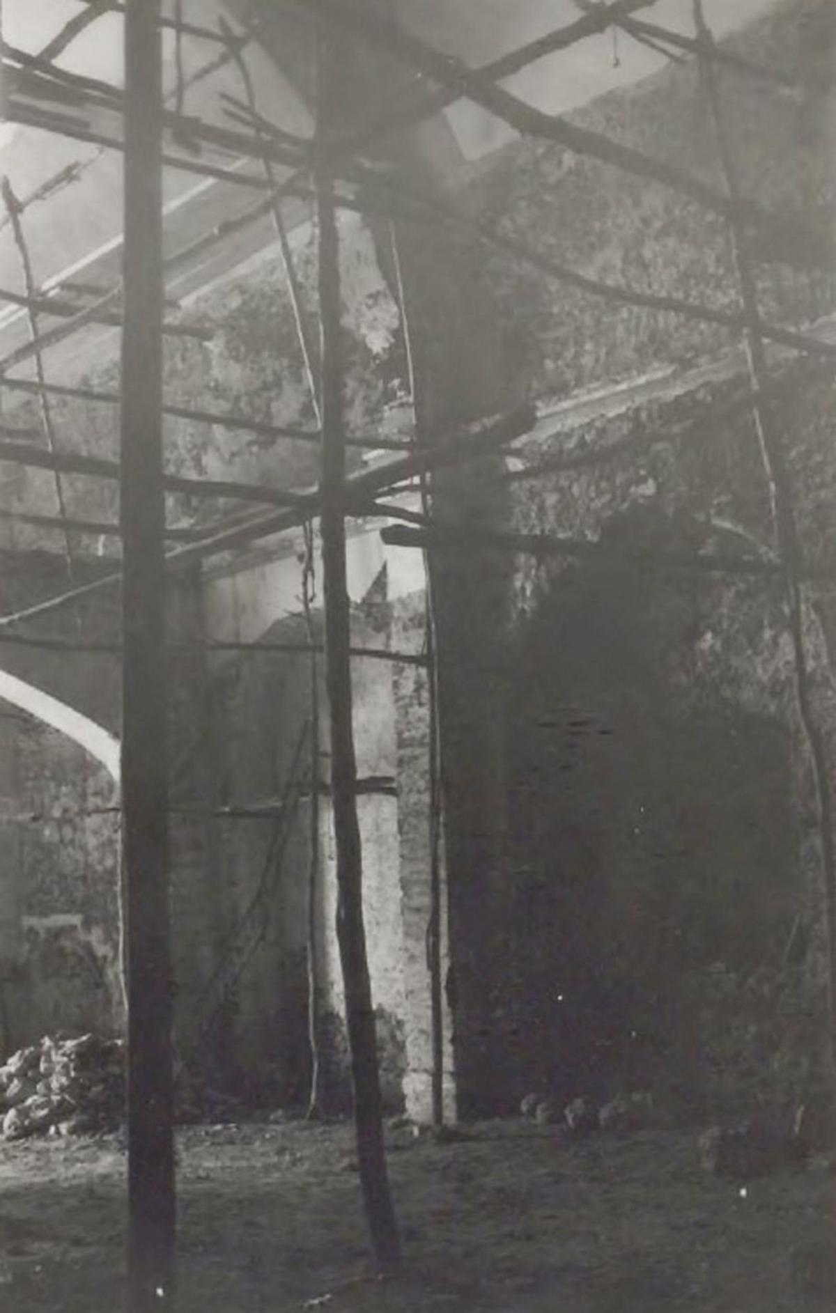 Interior del templo de Santa Eulària tras quedar gravemente 
afectada por el incendio. La nave aparece llena de andamios.  | B.N.E.