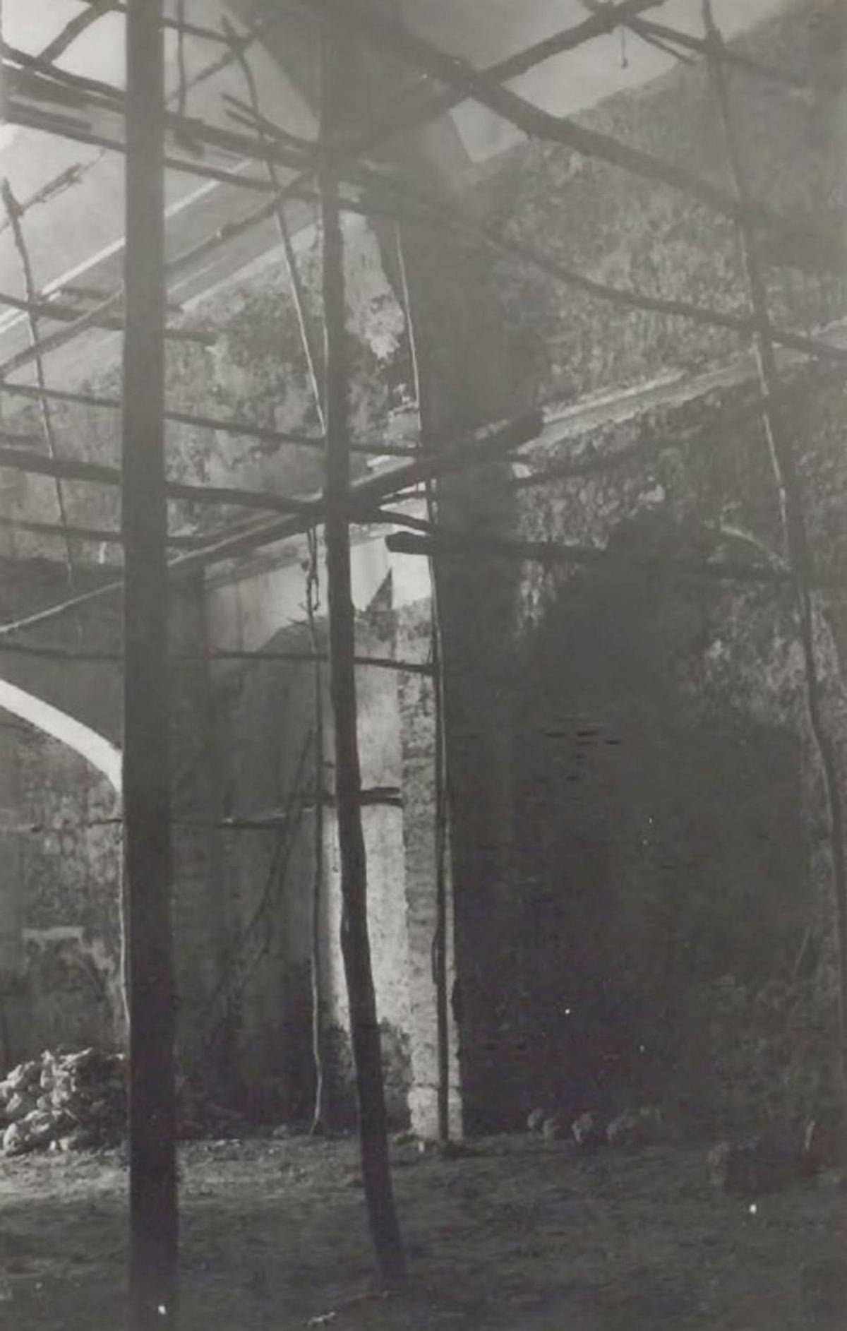 Interior del templo de Santa Eulària tras quedar gravemente
afectada por el incendio. La nave aparece llena de andamios. | B.N.E.