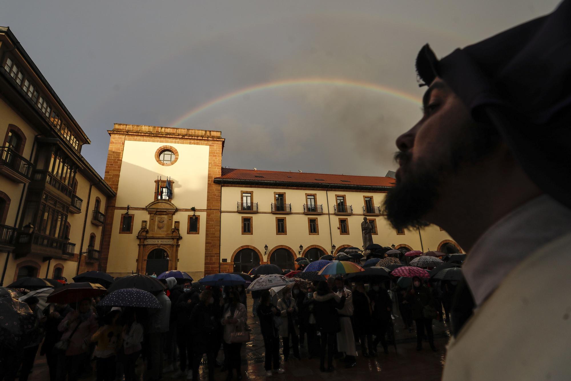 EN IMÁGENES: La lluvia da al traste con la procesión del Silencio en Oviedo, pero no ahoga el fervor cofrade