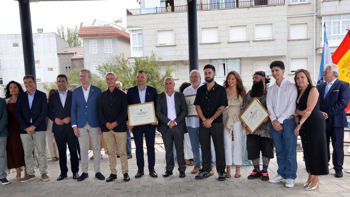 Autoridades y premiados en la Festa do Mexillón e do Berberecho esta mañana.