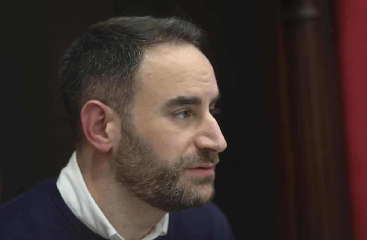 El portavoz del grupo municipal socialista Javier Raro, en el pleno municipal de Sagunt.